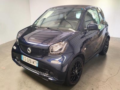 La Smart est garée dans le garage, tous phares allumés.
