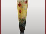 un vase en verre orné d'un motif jaune et rouge