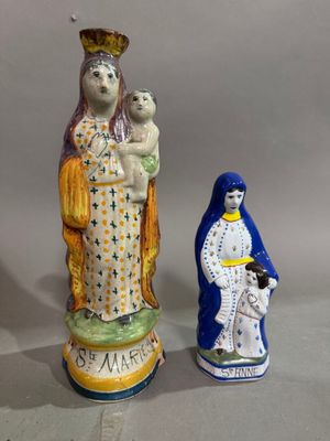 deux figurines représentant la Vierge Marie et l'Enfant Jésus