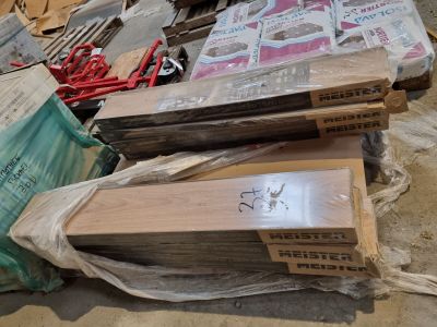plusieurs morceaux de bois sont empilés les uns sur les autres pour former une pile