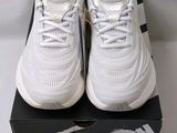 une paire de baskets blanches posée sur une boîte