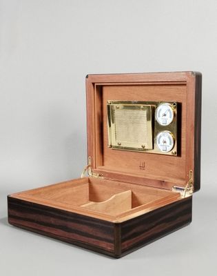 une boîte en bois avec une horloge à l'intérieur