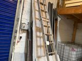 une échelle appuyée contre un mur dans un garage