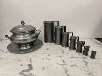 de nombreux objets en argent posés sur une table en marbre