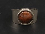 Gros plan sur une bague contenant une pierre