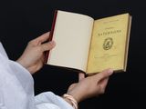 une personne tenant un livre ouvert dans ses mains