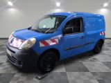 la photo d'une camionnette bleue avec une bande rouge et blanche sur le côté