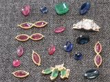 un gros plan sur un assortiment de pierres de différentes couleurs posées sur une table