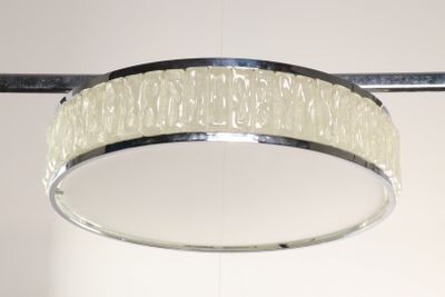 une lampe suspendue au plafond de la pièce