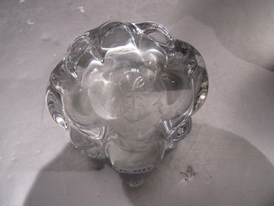un saladier en verre transparent posé sur une table