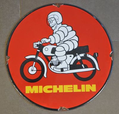 une pancarte portant l'inscription « Michel » sur le flanc d'une moto