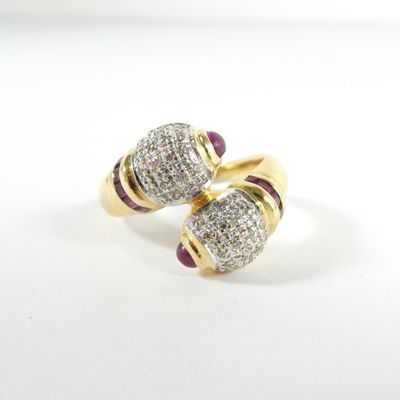 paire de boucles d'oreilles manchette en or jaune 18 carats, ornées de diamants et de rubis