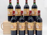 six bouteilles de vin rouge dans une caisse en bois sur fond blanc