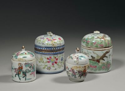 plusieurs types de récipients en porcelaine ornés d'oiseaux et de fleurs