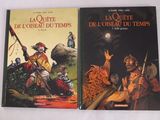 deux livres posés sur une table