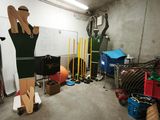 une pièce avec un mannequin au milieu