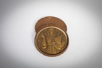 MÉDAILLE En bronze Figurant Paris ses armes et ses monuments…