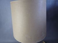 Lampe à décor de cerf en laiton socle bois, édition pour les… (photo 3)