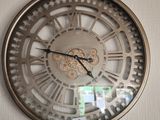 une horloge accrochée au mur de la pièce