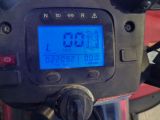 un gros plan d'une moto sur laquelle est fixée une horloge numérique
