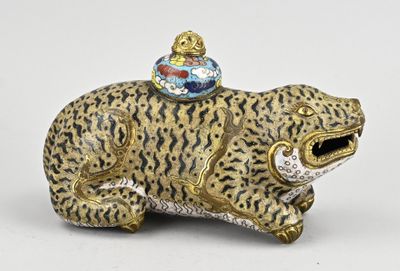 une petite figurine représentant un léopard coiffé d'un chapeau