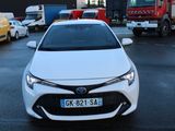 une voiture blanche garée dans un parking à côté d'autres voitures
