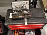 un homme qui tient une boîte à outils contenant des outils