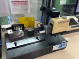 une machine posée sur une table