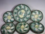 six assiettes aux motifs variés posées sur une table