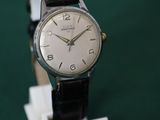 une montre posée sur un support sur une table