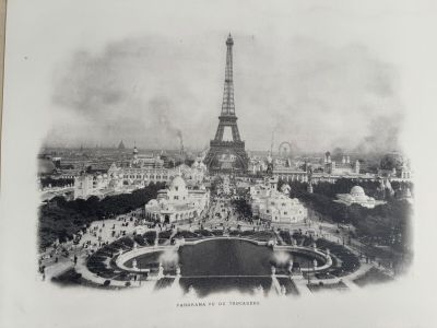 photographie en noir et blanc d'une vue de la tour Eiffel prise depuis le sommet de la tour Eiffel