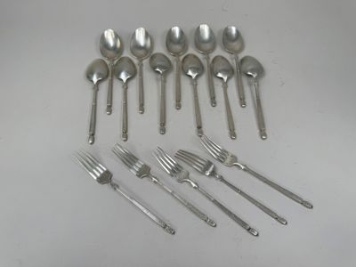 beaucoup de cuillères et de fourchettes en argent sur la table