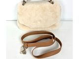 un sac à main blanc avec une bandoulière marron et un sac à main blanc avec une poignée marron