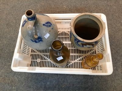 un plateau blanc sur lequel est posé un vase bleu et blanc