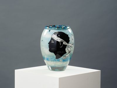un vase en verre sur lequel est représentée une personne