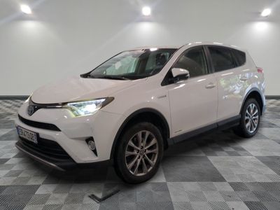 une Toyota RAV blanche garée sur un sol en carrelage à damier