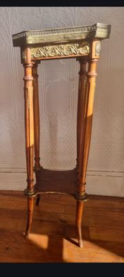une petite table en bois sur laquelle se trouve un miroir