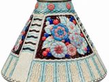 un vase bleu et blanc orné d'un motif floral