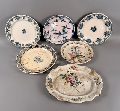 Suite de six plats et assiettes en faïence XVIIIème siècle d…