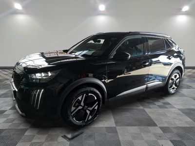 le 4x4 noir est garé dans le garage sur un sol en damier