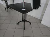 une table noire sur laquelle est posé un miroir, dans une pièce
