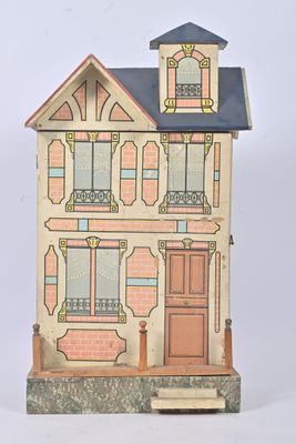 une petite maison de poupées avec un toit bleu et une porte rouge