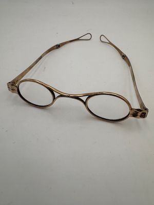 Paire de lunettes en argent doré (vermeil), les branches pli…