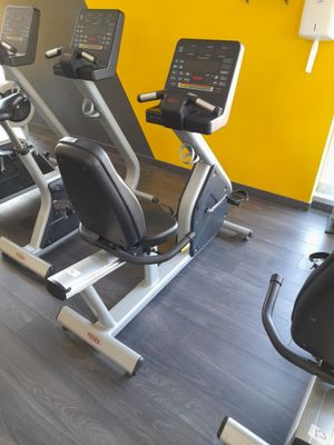 une rangée de vélos d'appartement dans une salle de sport