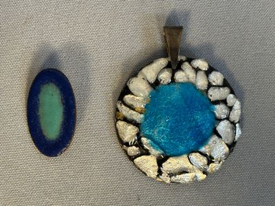 deux pendentifs posés sur une table