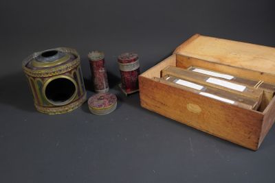 une boîte en bois contenant un stylo et une paire de ciseaux
