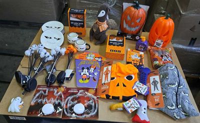 une table sur laquelle sont disposés divers objets d'Halloween