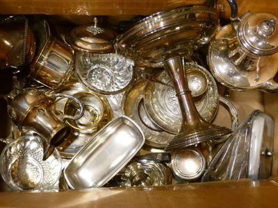 une boîte remplie d'argent et d'argenterie