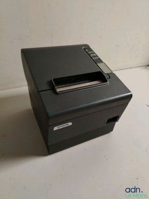 une photo d'une petite imprimante posée sur un comptoir