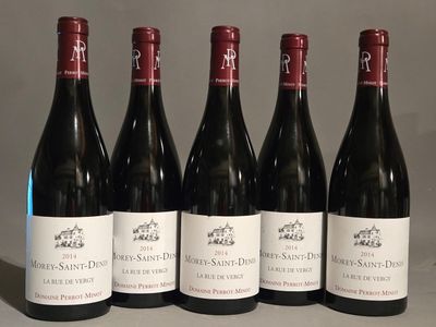 six bouteilles de vin rouge sont alignées sur une table